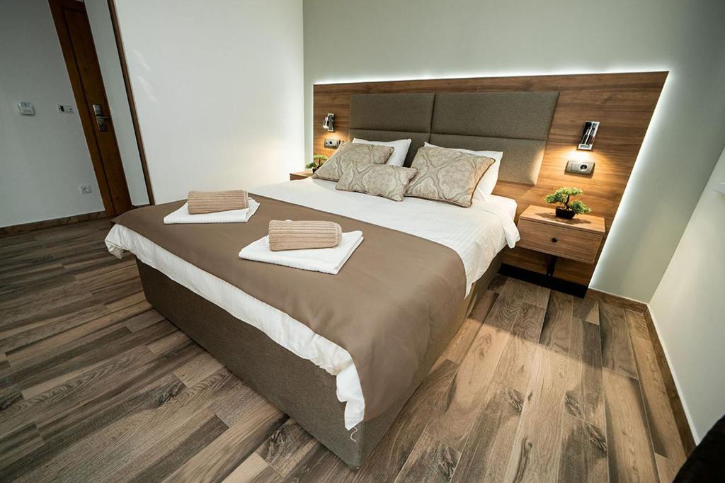 貝爾格勒的住宿－Hotel GardeNN，一间卧室配有一张大床和两条毛巾