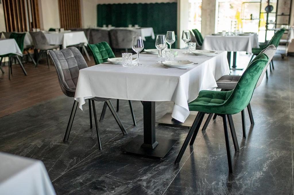 Restaurace v ubytování Hotel GardeNN