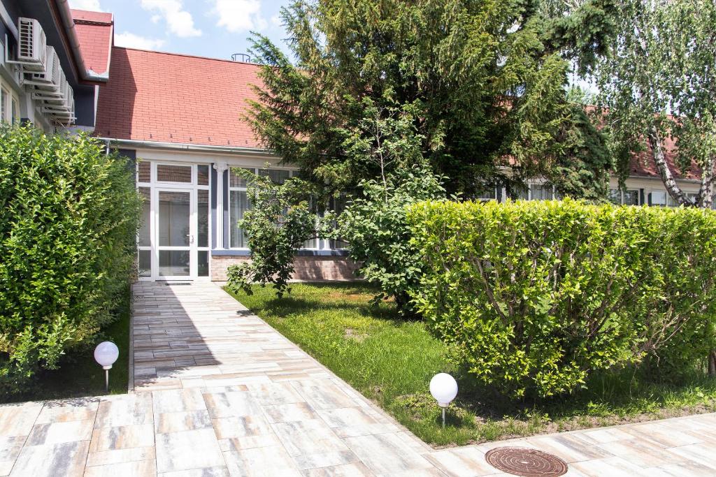 Zahrada ubytování Airport Wanderer Inn - Vándor fogadó