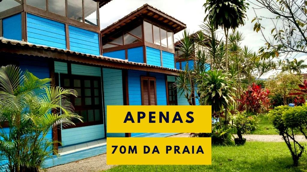 a house with a sign that reads arginas ton da praia at Estacao Paraiso Chalé in Bertioga