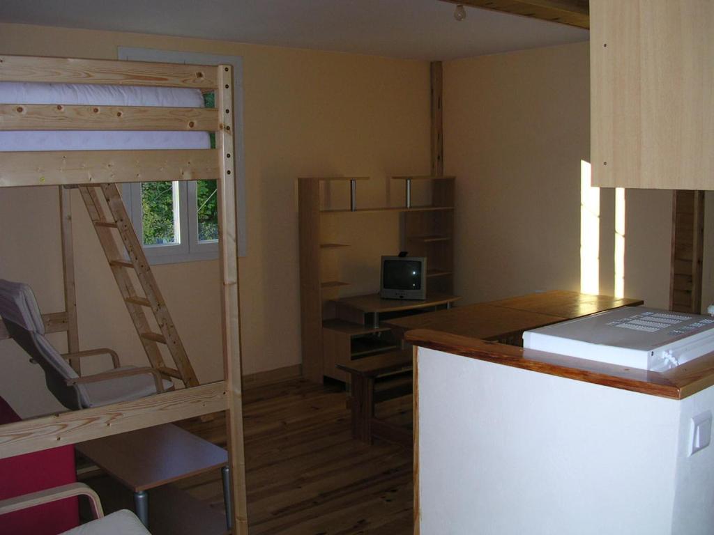 Zimmer mit einem Schreibtisch und einem Etagenbett in der Unterkunft Résidence Gavarnie in Gèdre
