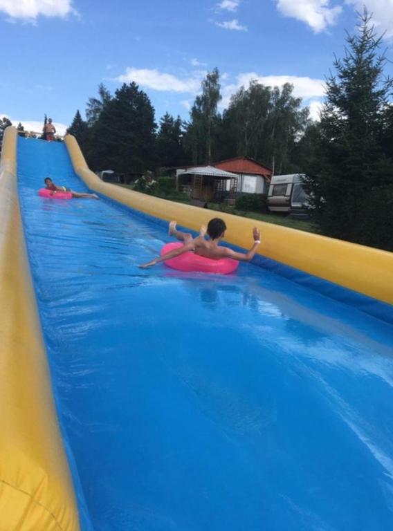 Bazén v ubytování Juniorcamp Nová Živohošť nebo v jeho okolí