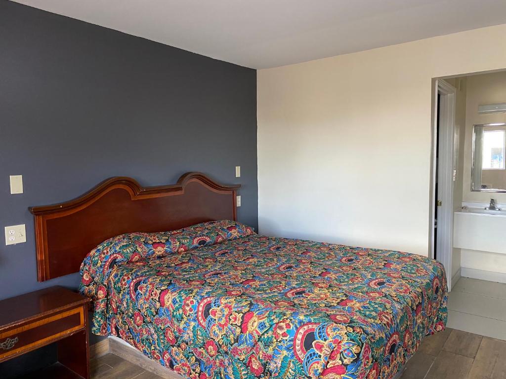 Relax Inn-Plaquemine - Queen Room
