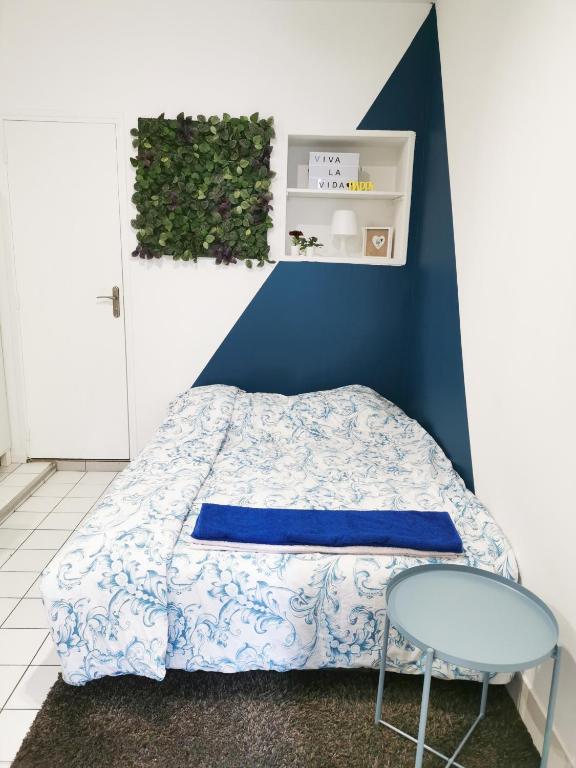 Cama ou camas em um quarto em Studio &agrave; proximit&eacute; de Paris