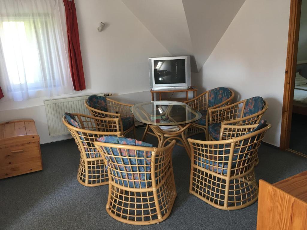 Televízia a/alebo spoločenská miestnosť v ubytovaní Iris Vendégház