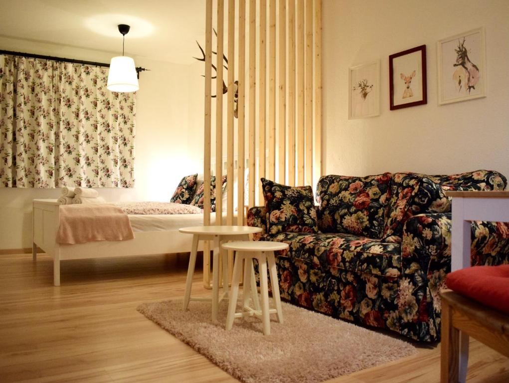 salon z kanapą i łóżkiem w obiekcie Gosau Apartment 006 w mieście Gosau