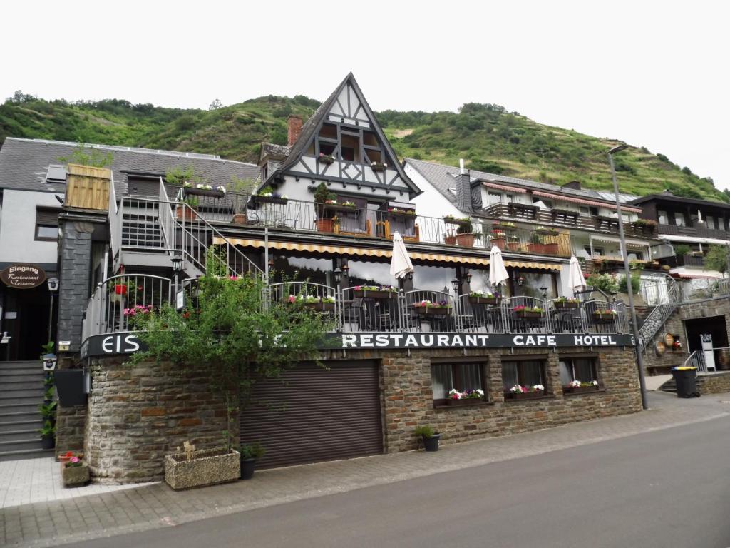 um edifício com um restaurante ao lado de uma rua em Hotel Restaurant Zum Valwiger Herrenberg em Valwig