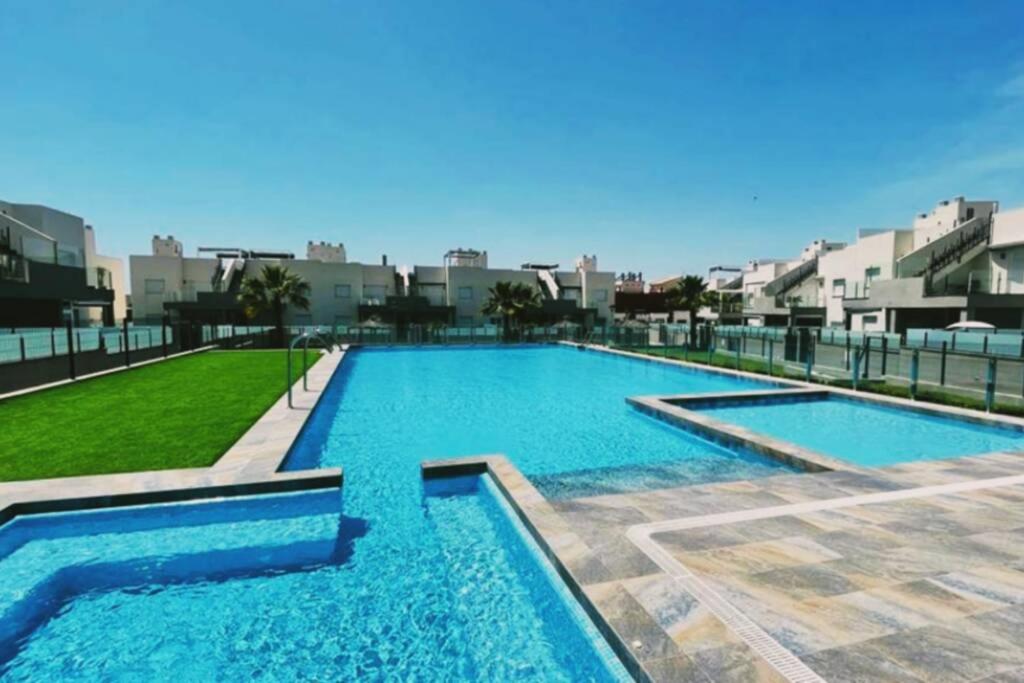 Bazén v ubytování Black Sun. Modern penthouse in Torrevieja nebo v jeho okolí