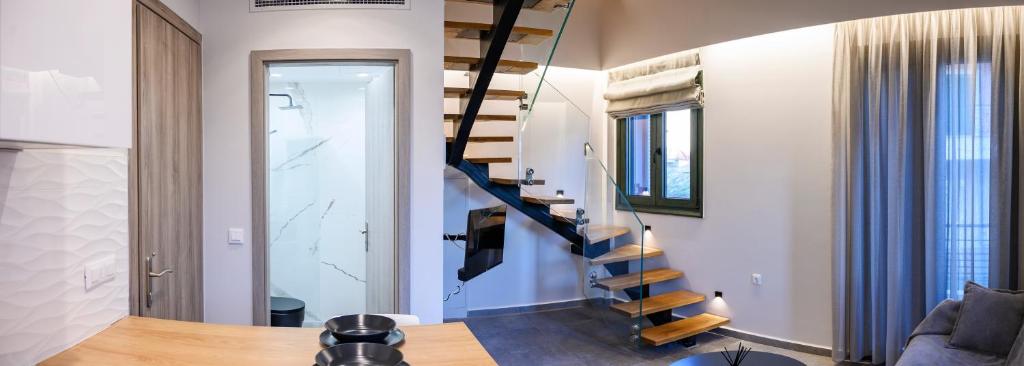 uma escada em espiral num quarto com uma sala de estar em Luxury Suites by Panagiota em Preveza