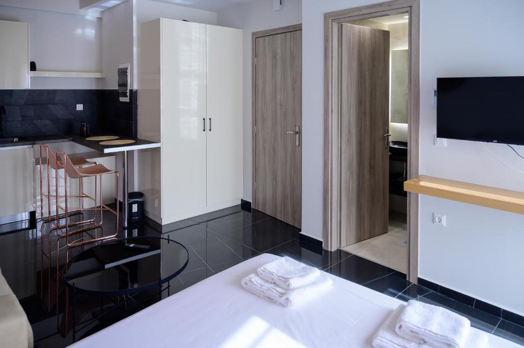 Televízia a/alebo spoločenská miestnosť v ubytovaní Luxury Suites by Panagiota