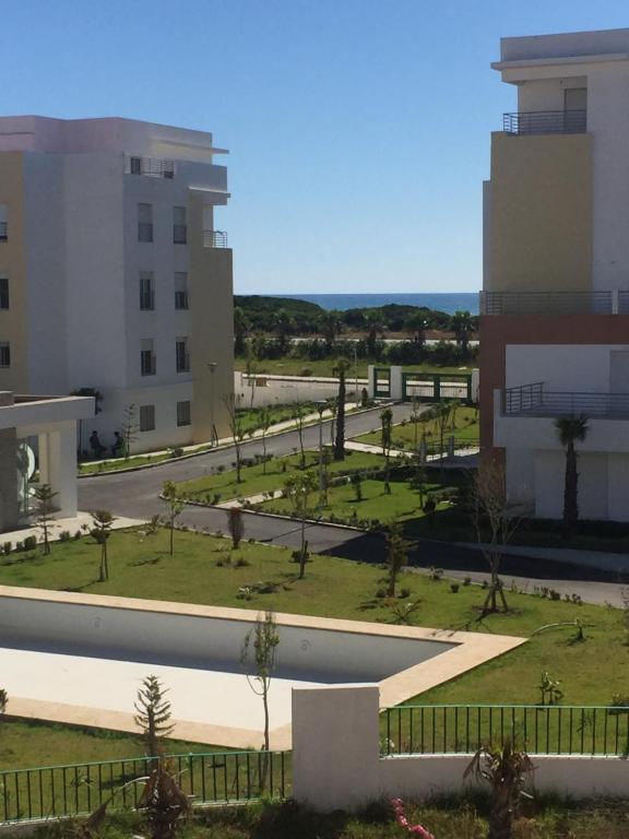 vistas a un parque frente a un edificio en Appartement à quelques mètres de plage, en Tánger