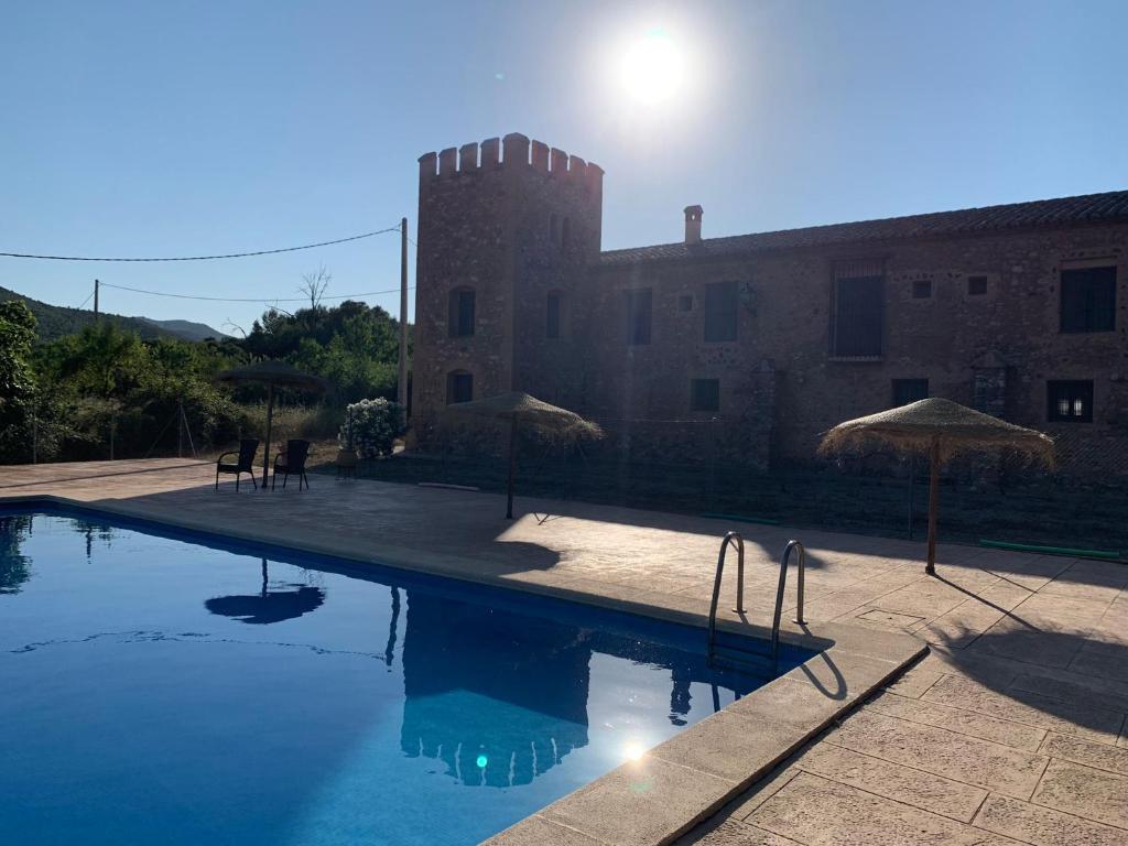 Masia de San Juan - castillo con piscina en plena Sierra ...