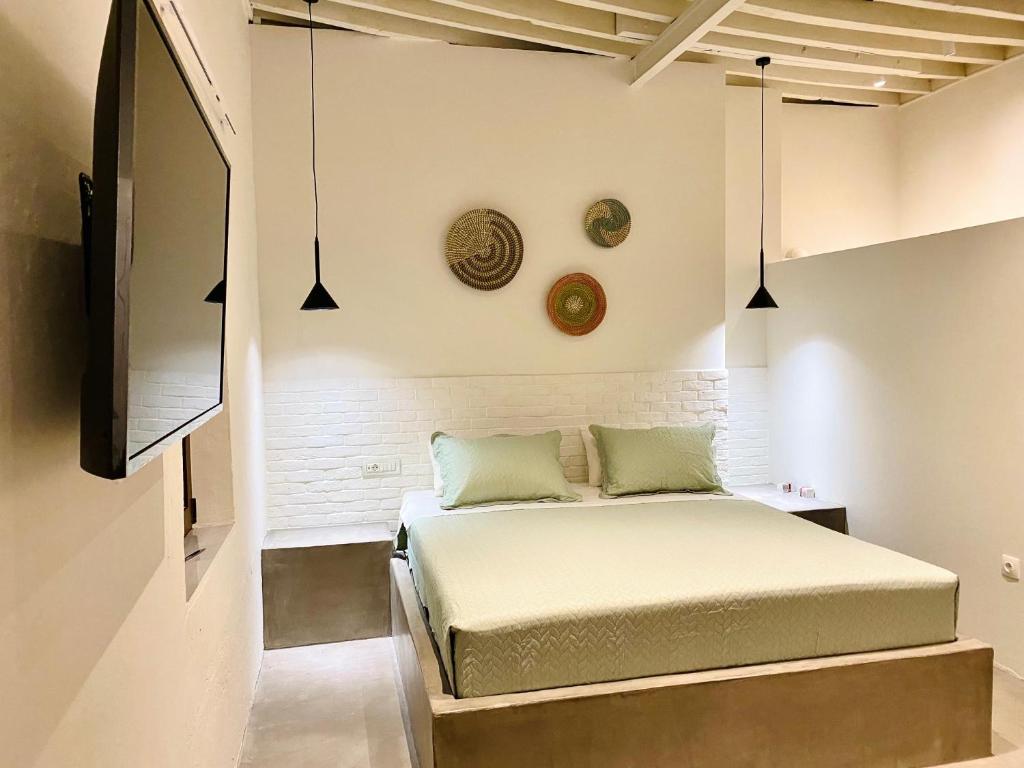 um quarto com uma cama e dois pratos na parede em Rhodes Old Town Harmony Suite in Ilha de Rhodes