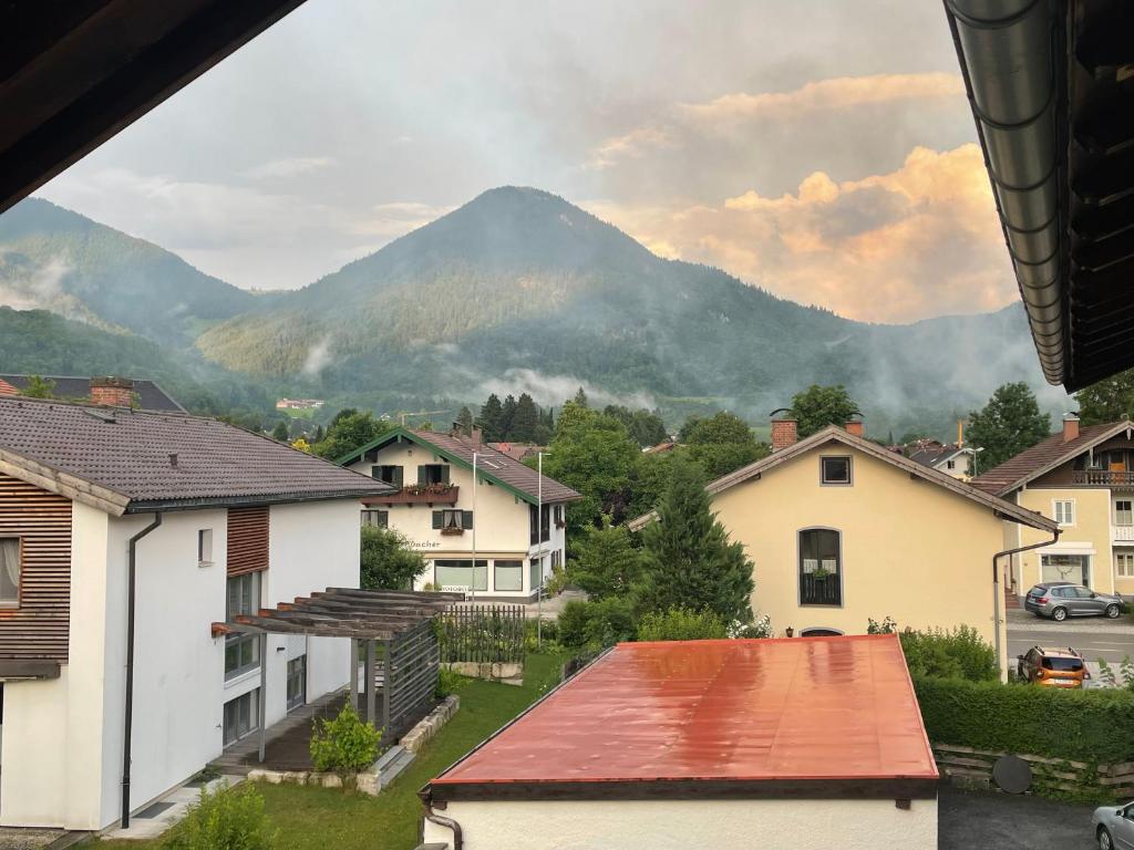 a view of a village with mountains in the background at Kleines Nest mit Bergblick in Unterwössen