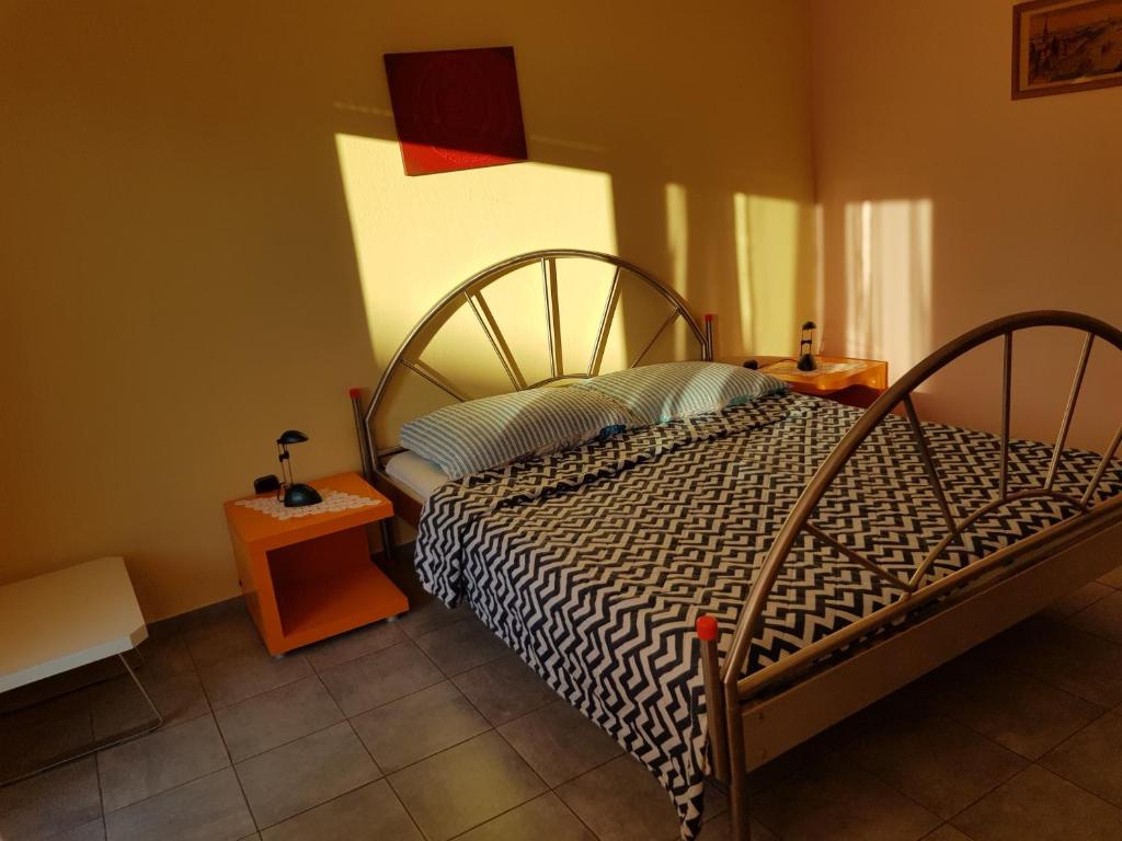 een slaapkamer met een bed met een zwart-wit dekbed bij Hana in Umag
