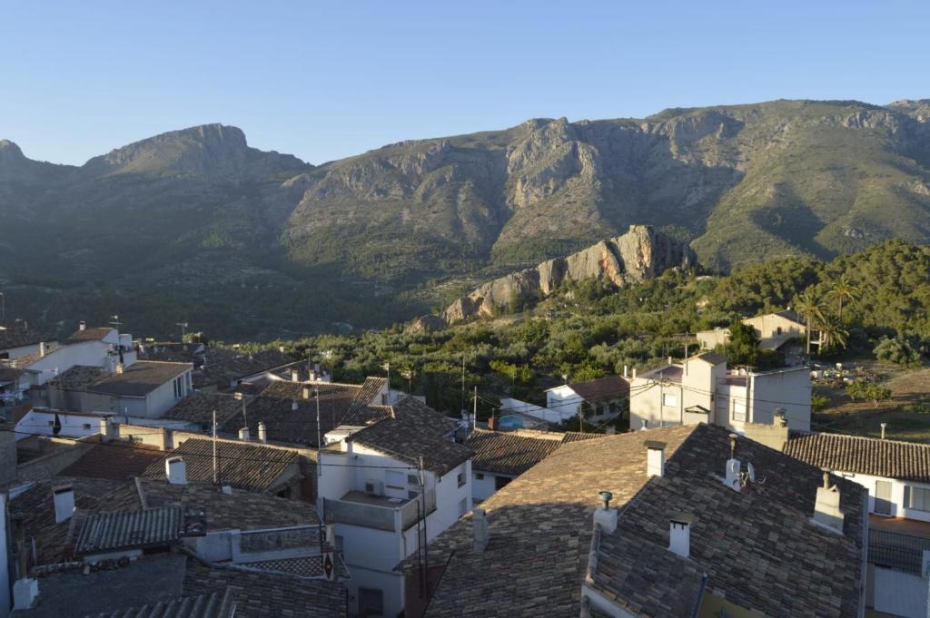 Vistas a una ciudad con montañas en el fondo en CASA CARAVINA en Benimantell