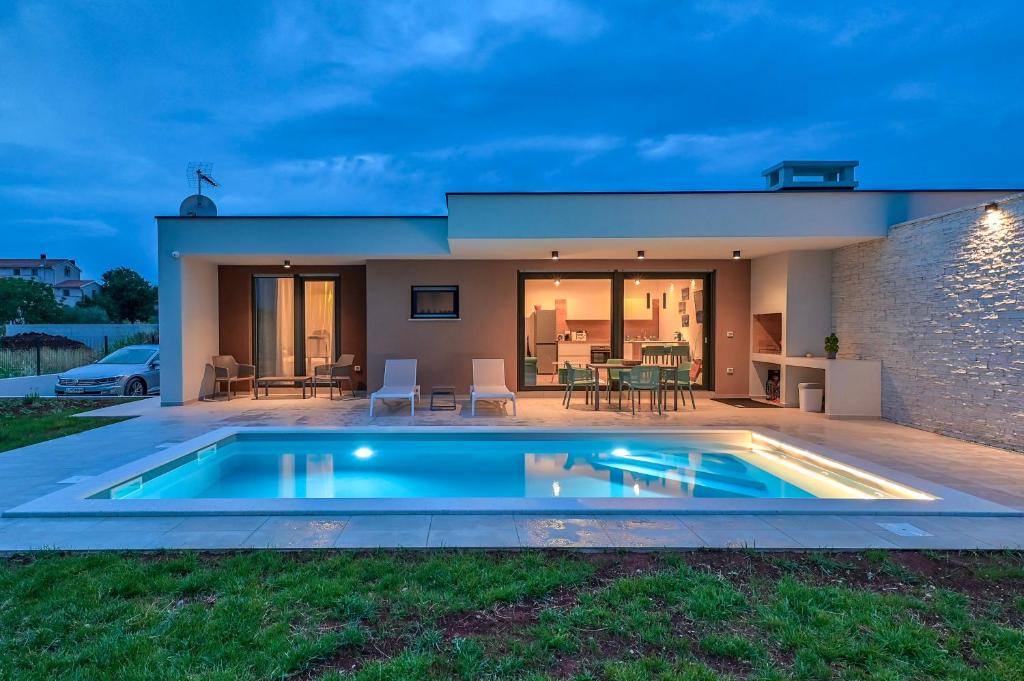 Basen w obiekcie Villa Little Mo lub w pobliżu