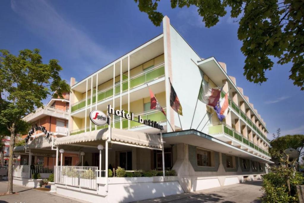 un bâtiment avec un panneau d'hôtel sur son côté dans l'établissement Hotel Bettina, à Lido di Jesolo