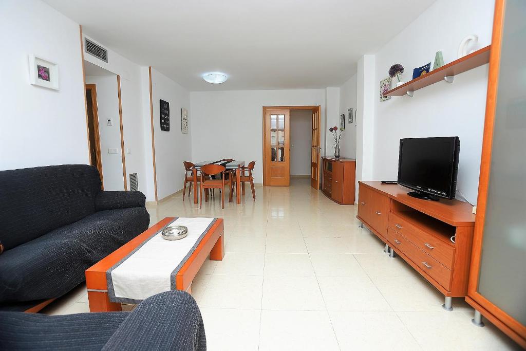 Televízia a/alebo spoločenská miestnosť v ubytovaní Apartamento Plaça Jardí