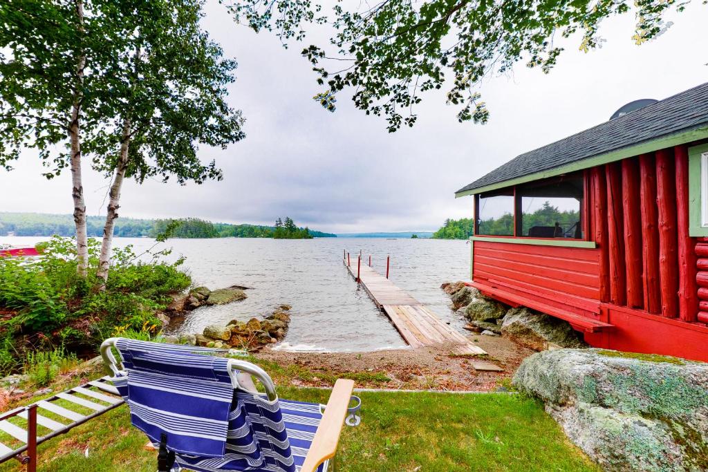 Un par de sillas azules sentadas junto a un muelle. en Reece Cottage, en Ellsworth