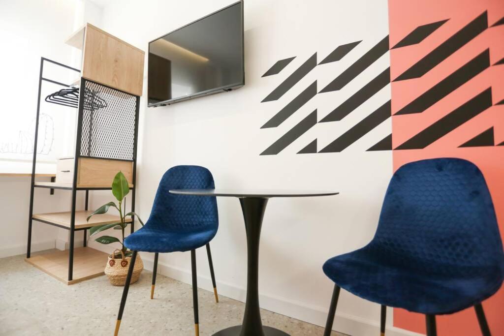 un tavolo con due sedie blu e uno specchio di Valory #1,3 Aesthetic Stay a Salonicco