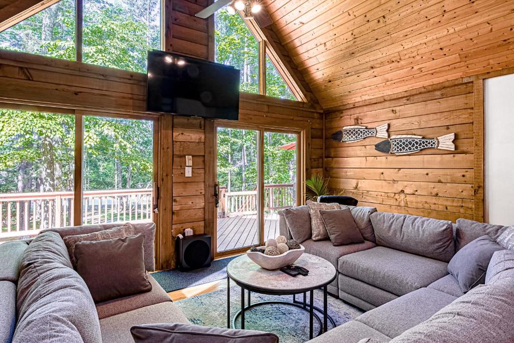 a living room with a couch and a tv at Patel's Cozy Cabin in Glenora