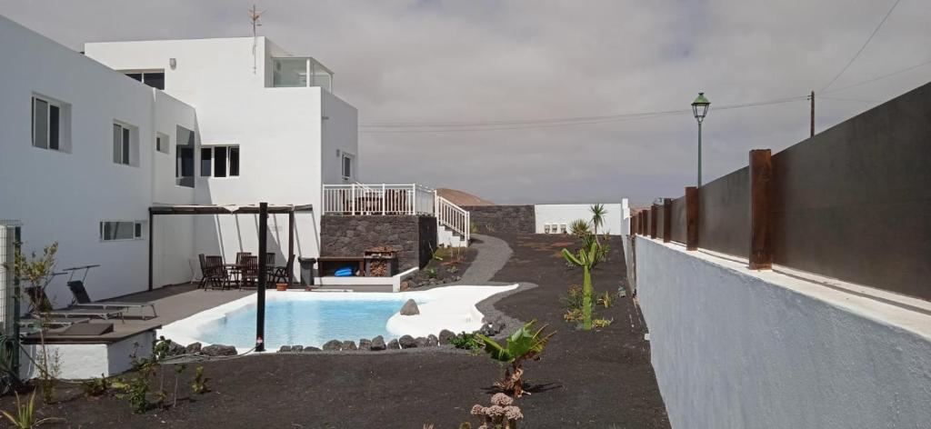 uma piscina no meio de um edifício em Lanzarotearena em Tinajo