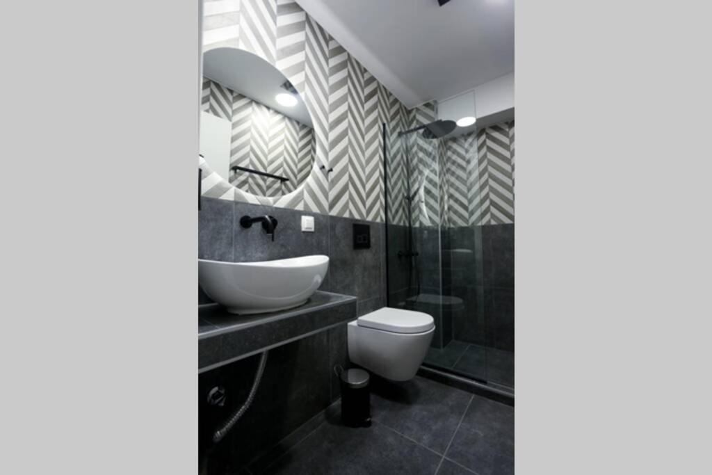 łazienka z umywalką i toaletą w obiekcie Valory #1 Aesthetic Stay w Salonikach