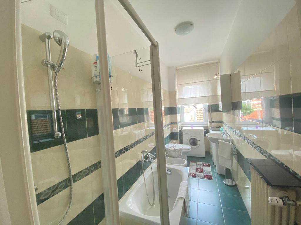 łazienka z prysznicem, toaletą i umywalką w obiekcie Casa Orchidea w mieście Lecco