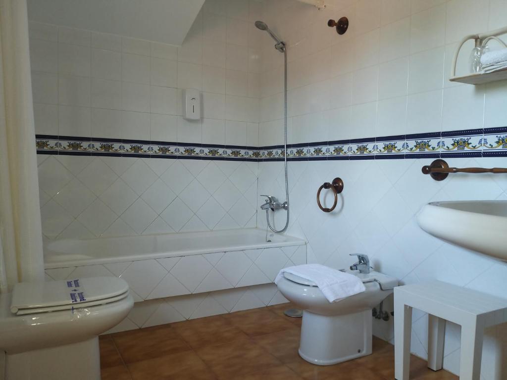 Hostal Restaurante O'Cadaval - Queen Room With Balcony