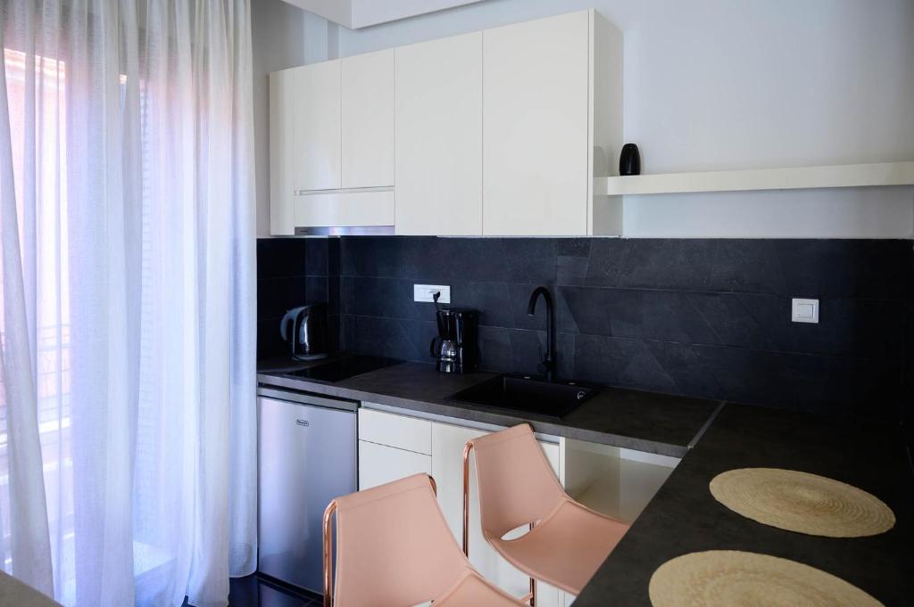 Kuchyňa alebo kuchynka v ubytovaní Luxury Suites by Panagiota