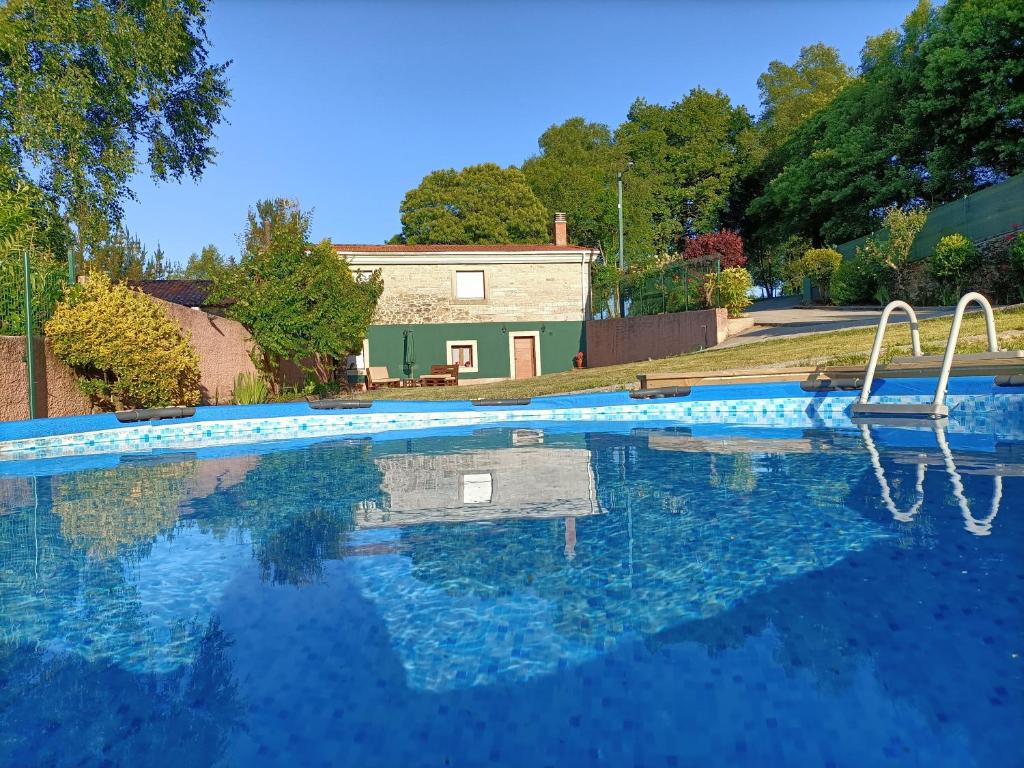 una gran piscina con una casa en el fondo en CASA SEGADE, en A Coruña