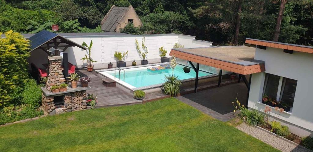 Výhled na bazén z ubytování Holiday home in Beelitz 2608 nebo okolí