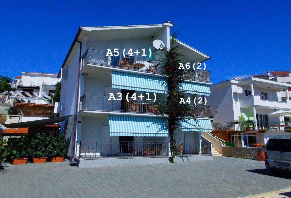 Budova, v ktorej sa apartmán nachádza