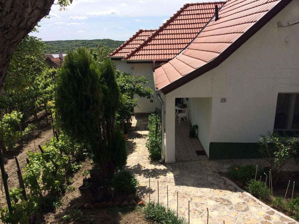 ein weißes Haus mit einem roten Dach und einem Hof in der Unterkunft Holiday home in Tihany/Balaton 20236 in Tihany