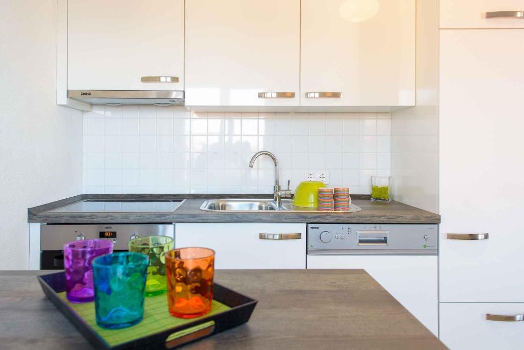 Kuchyňa alebo kuchynka v ubytovaní Two-Bedroom Apartment in Okrug Gornji III