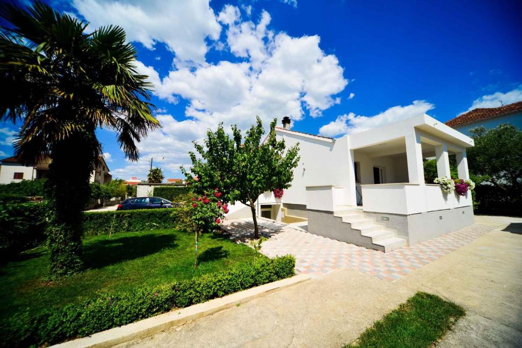 Ogród w obiekcie Two-Bedroom Apartment in Biograd na Moru II