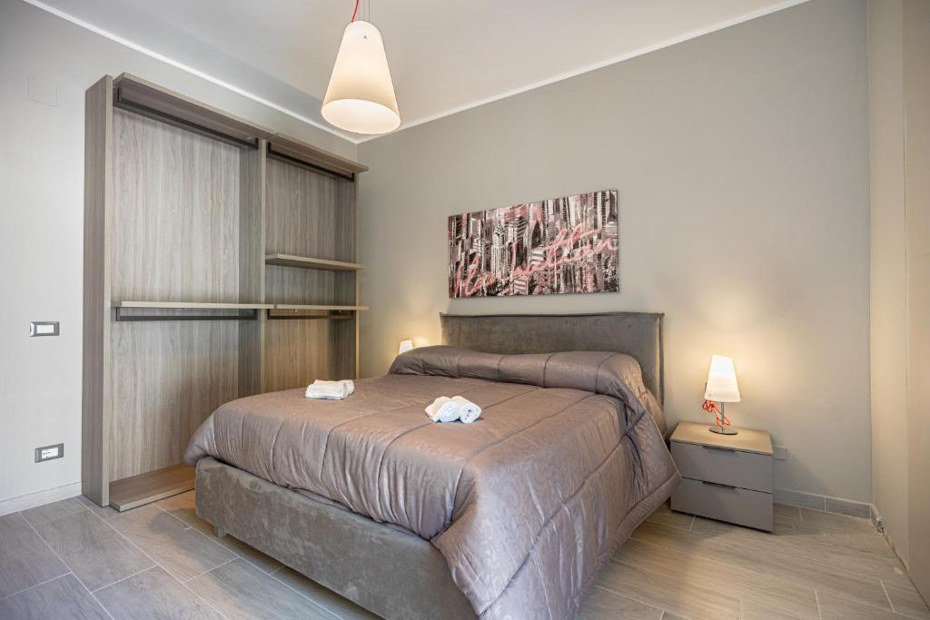 um quarto com uma cama grande com duas toalhas em Mondello - Addaura - Le Dimore dello Zodiaco - Dimora della Bilancia em Palermo