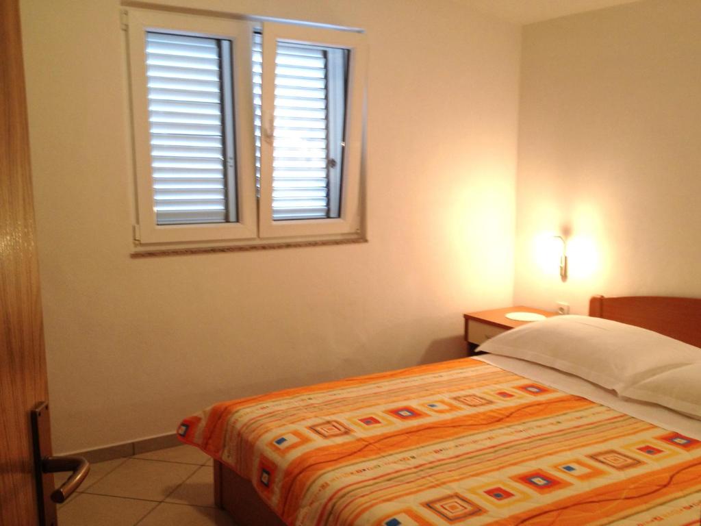 Postel nebo postele na pokoji v ubytování Apartment in Rtina/Zadar Riviera 8162