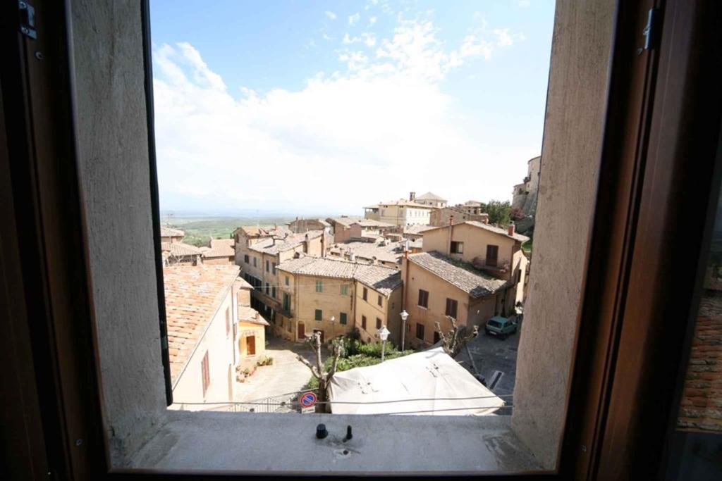 uma vista de uma cidade a partir de uma janela de uma cidade em Apartment in Montepulciano/Toskana 24058 em Montepulciano