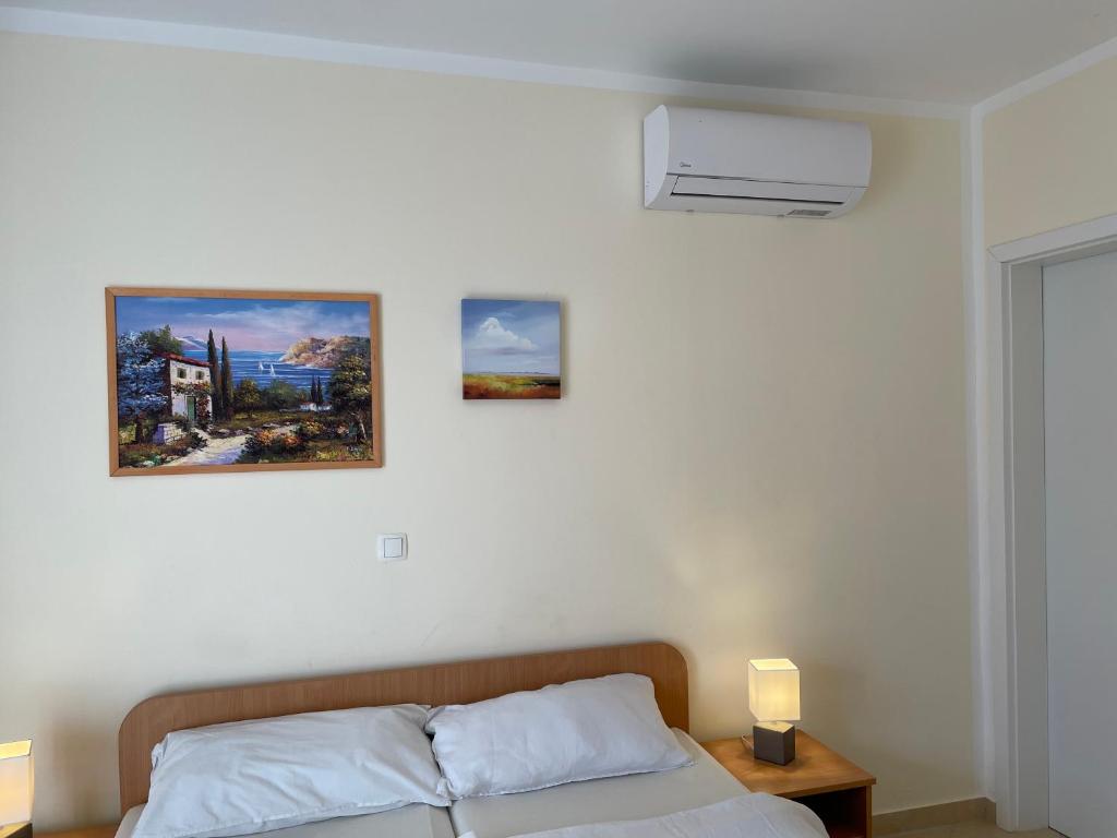 Postel nebo postele na pokoji v ubytování NOVALJA APARTMENTS by NENA