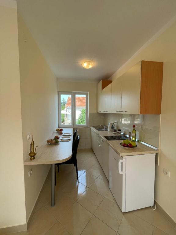 Kuchyň nebo kuchyňský kout v ubytování NOVALJA APARTMENTS by NENA