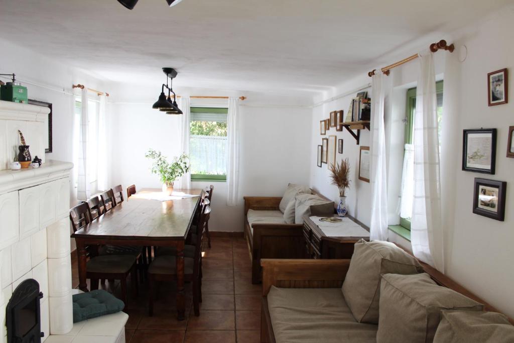 uma sala de estar com uma mesa e um sofá em Dió-Lak Vendégház em Feldebrő