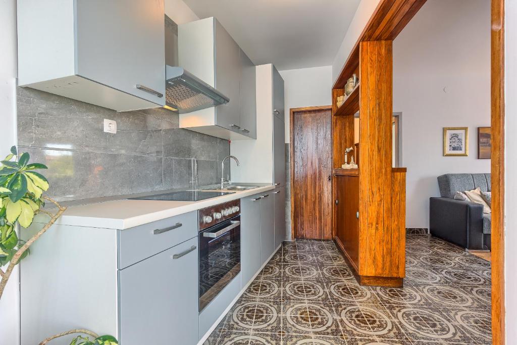 Kuchyňa alebo kuchynka v ubytovaní Regent Apartment in Kastela