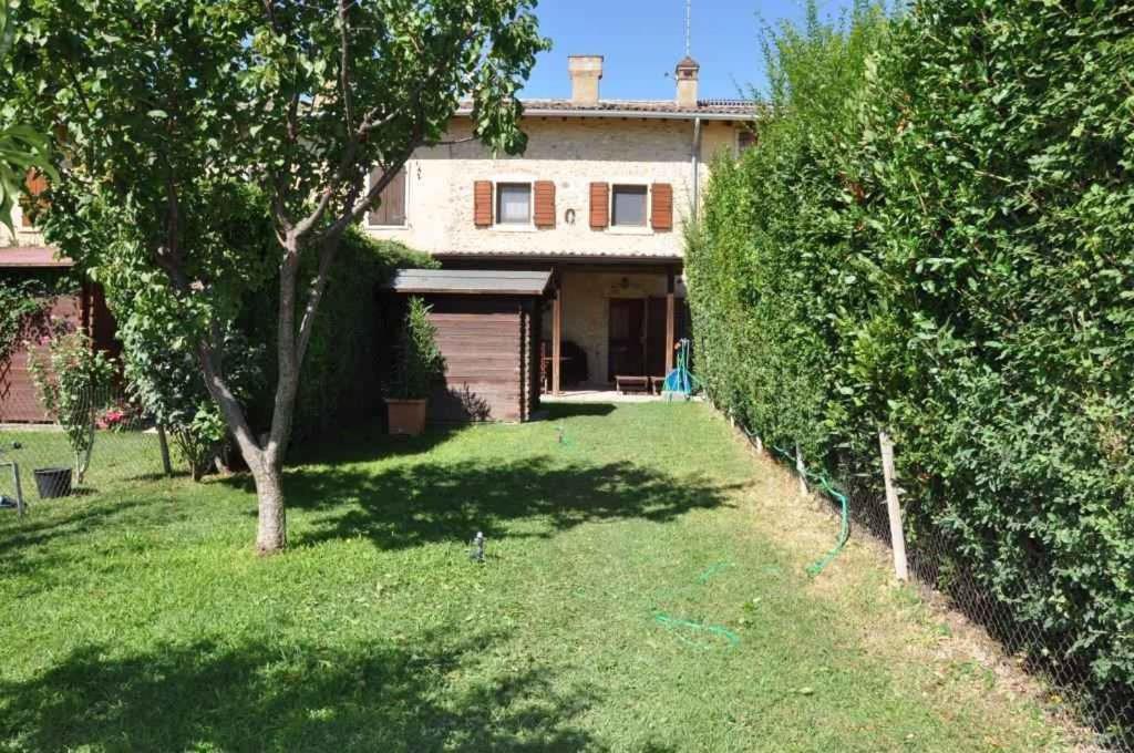 ラツィーゼにあるHoliday home in Lazise/Gardasee 21993の庭の木のある家