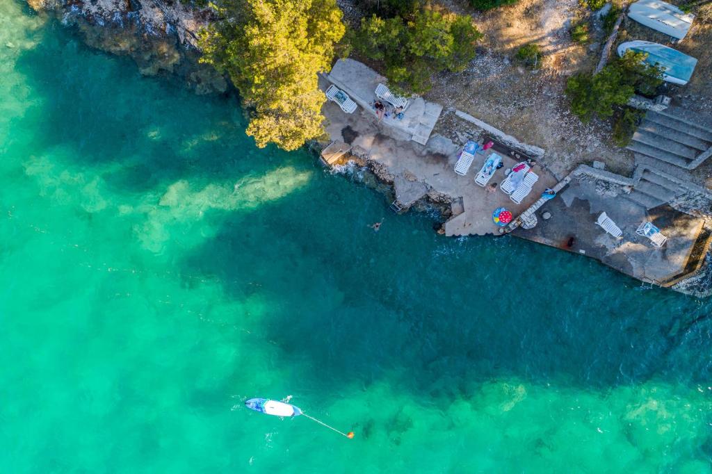 an aerial view of a boat in the water at Apartment Vesna in Milna