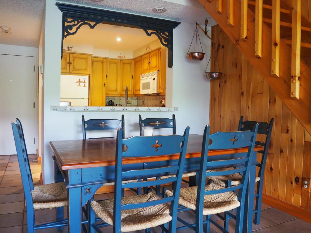Cozy 2 bedrooms condo with stunning Mont Tremblant mountain and lakeview photo