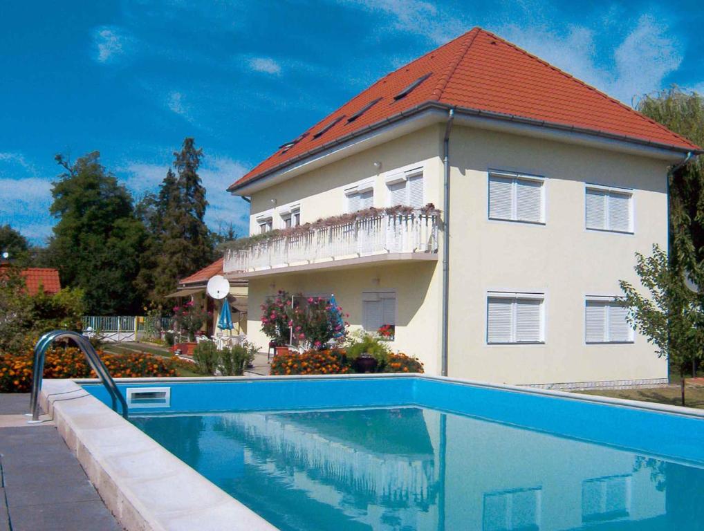 una casa con piscina frente a una casa en Apartment in Zamardi/Balaton 20348 en Zamárdi