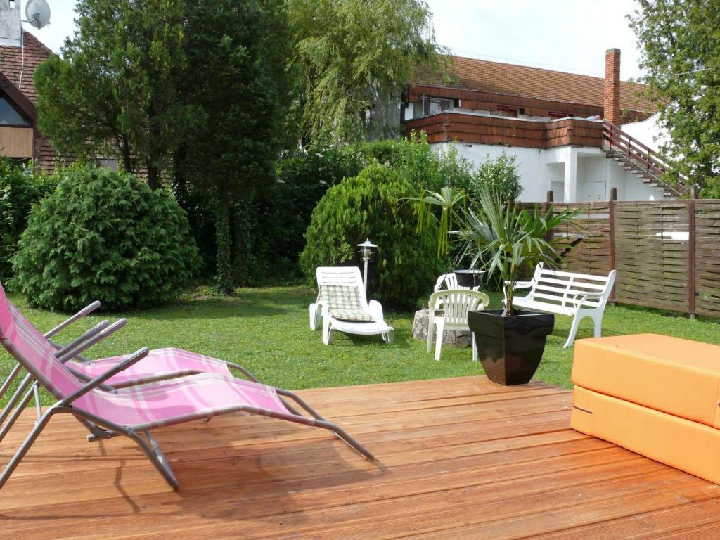 Vonkajšia záhrada v ubytovaní Holiday home in Balatonmariafürdo 19534