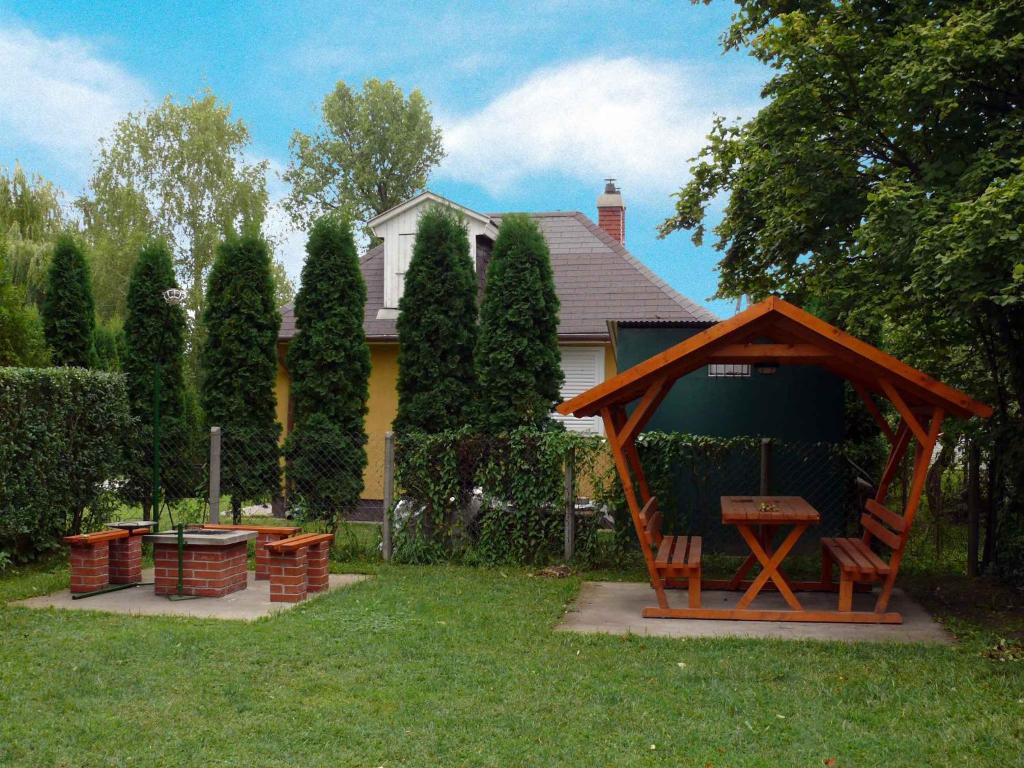 Градина пред Holiday home in Balatonmariafürdo 19537